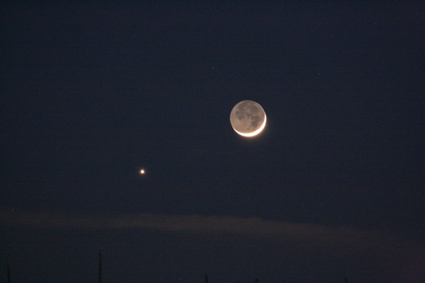 Hamuszrkefny hold a Vnusz mellett.